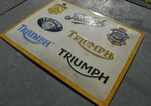 blikken Triumph logo evolution bord 
