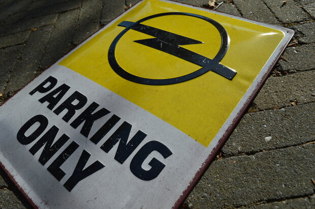blikken Opel parking only bord 