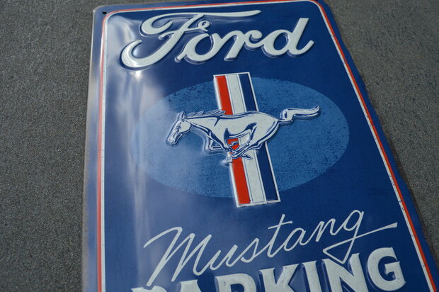blikken Ford Mustang parking only bord blauw